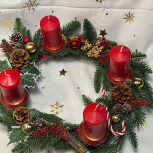 Handgemachter Adventskranz mit Kerzen