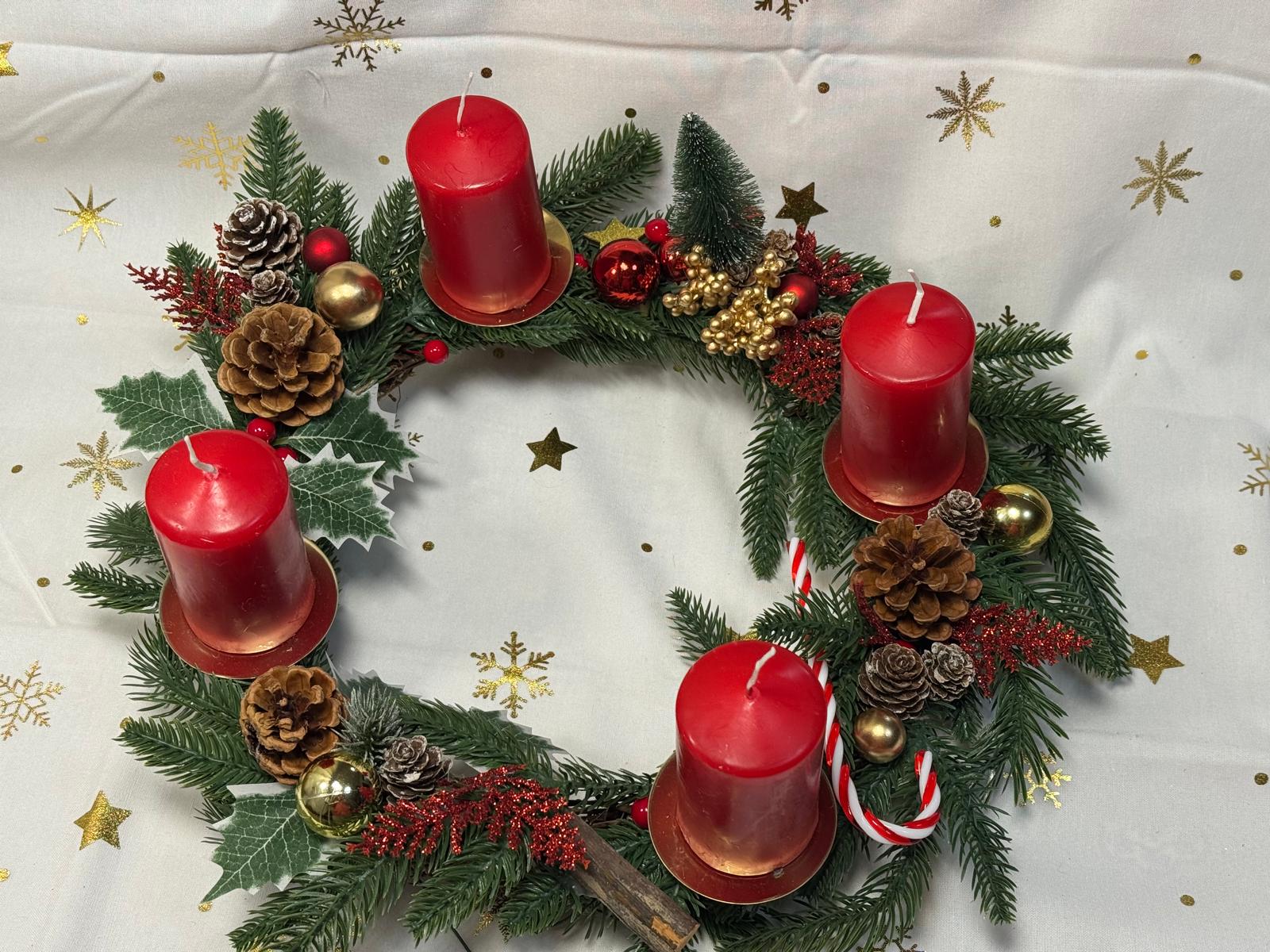 Handgemachter Adventskranz mit Kerzen
